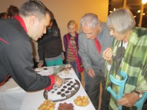 Hostina - brouci, červi atd. - ochutnávají Janka a Honza Pfeifferovi